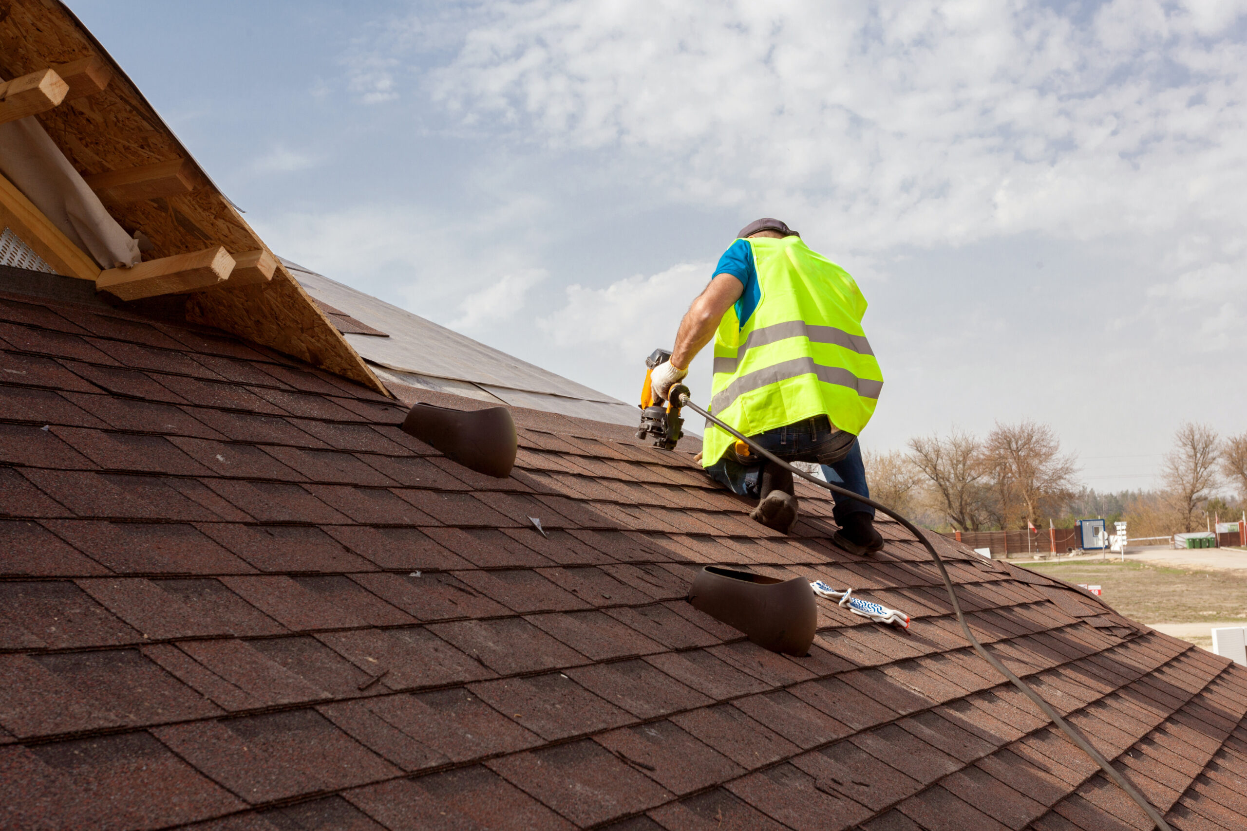 Working on flat roofing materials